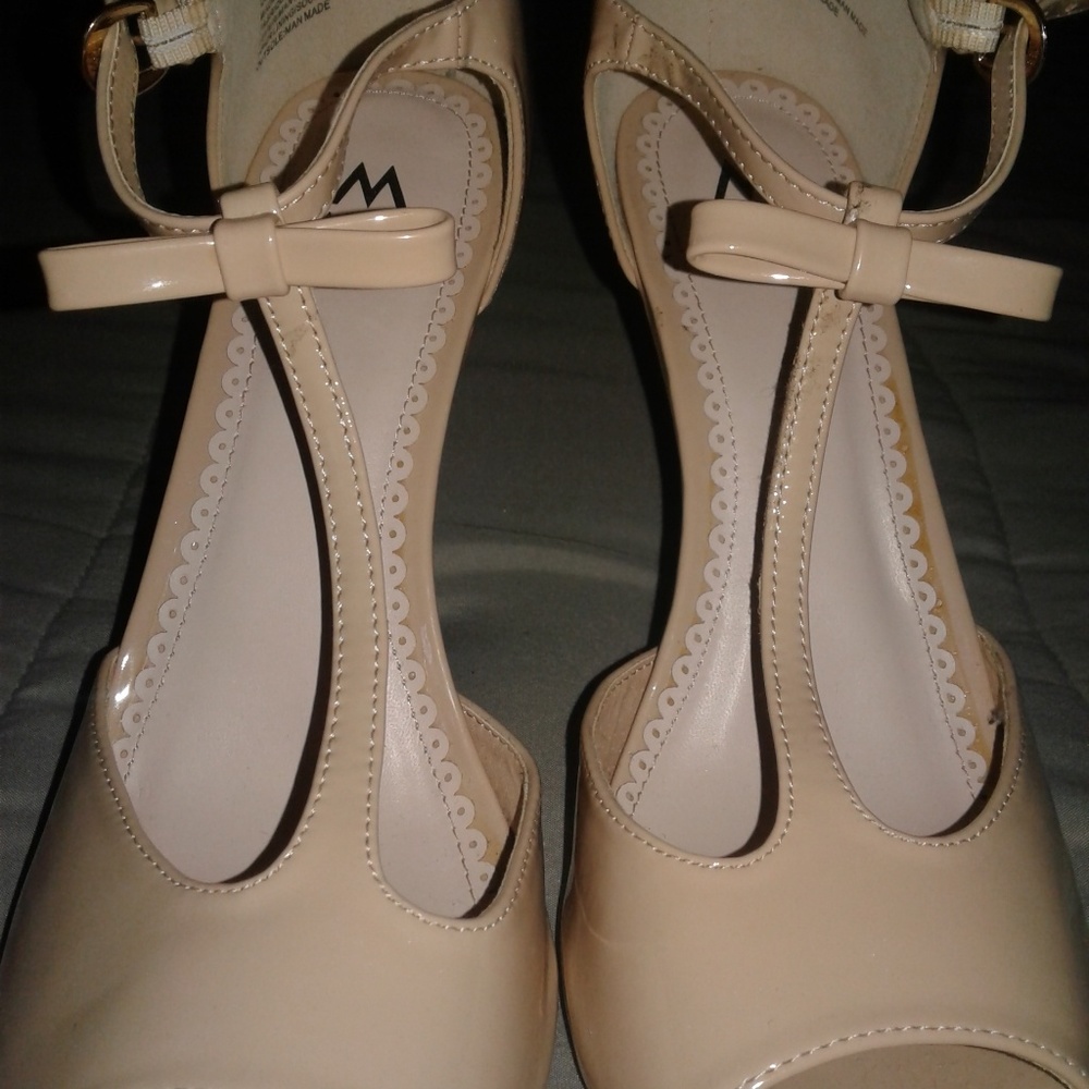 Cream Heels w/ bow size 9